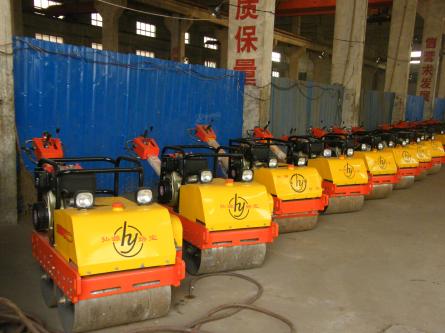 供應(yīng)生產(chǎn)洛陽雙鋼輪小型壓路機廠家，洛陽手扶雙鋼輪振動壓路機報價