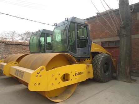 新型洛陽10噸單鋼輪振動壓路機圖片