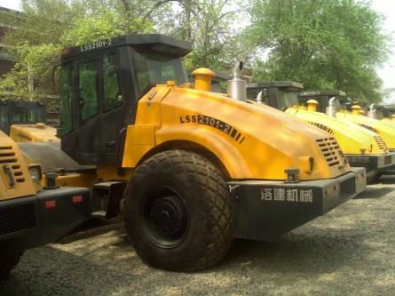 供應一拖單鋼輪21噸液壓振動壓路機報價，LSS2101洛建機械*價