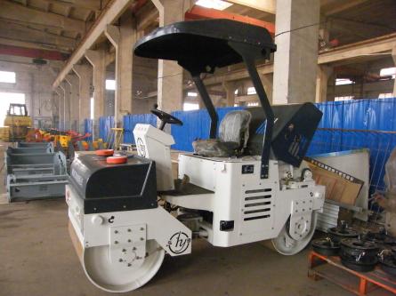 供應(yīng)小型雙鋼輪壓路機生產(chǎn)報價，洛陽高質(zhì)量鏈條傳動3噸液壓振動壓路機