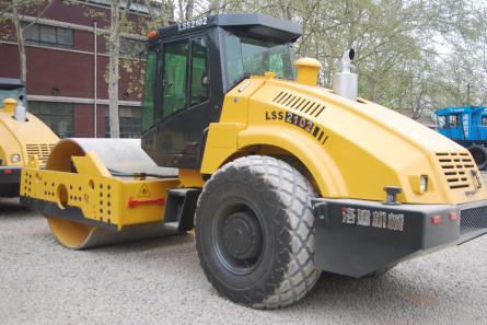 洛建單鋼輪大型振動(dòng)壓路機(jī)圖片
