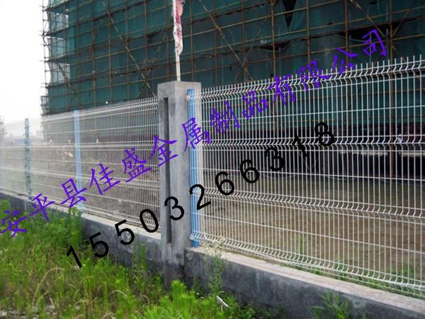 供應(yīng)三角折彎護(hù)欄網(wǎng)