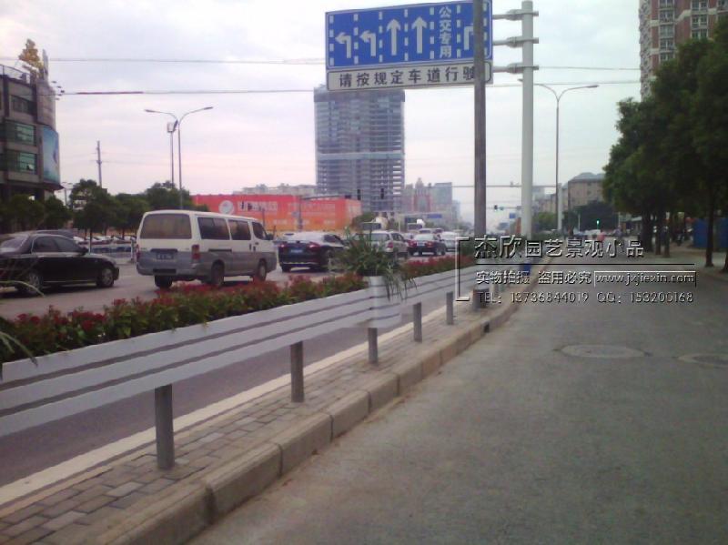 供應PVC道路花箱廠家，PVC花箱價格，花箱批發(fā)