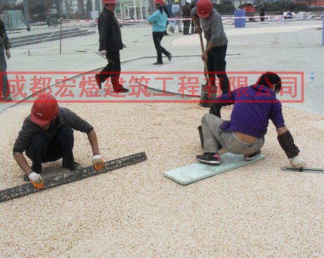 供應(yīng)膠粘彩石透水地坪工程成都膠粘石天然露骨透水地坪