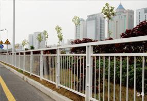 供應(yīng)道路護(hù)欄桂豐甲型護(hù)欄廠家批發(fā)