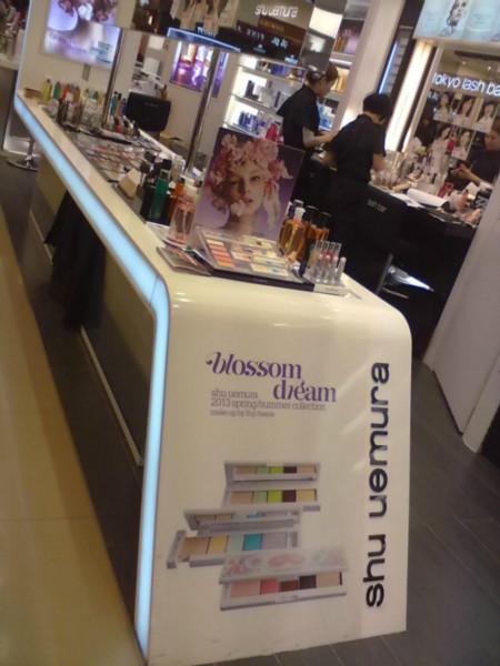 供應(yīng)專賣店展柜 專賣店展柜廠家批發(fā)。