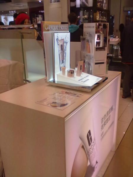 供應(yīng)專賣店展柜 專賣店展柜廠家批發(fā)。