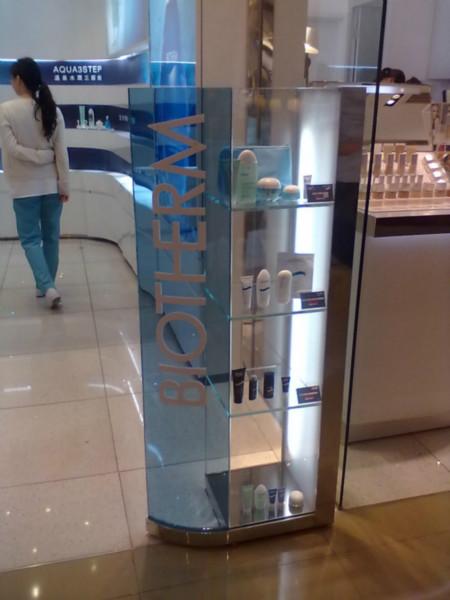 供應(yīng)專賣店展柜 專賣店展柜廠家批發(fā)。