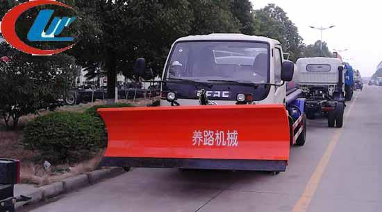 供應(yīng)鏟雪帶灑水車(chē)，一車(chē)多用廠(chǎng)家直銷(xiāo)