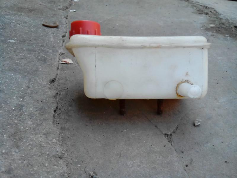 供應(yīng)優(yōu)質(zhì)剎車油壺