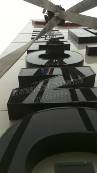 閩龍廣場(chǎng)30米廣告牌打造別具一格的*效果