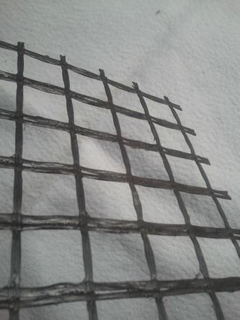 供應TGSB50KN玻璃纖維土工格柵，涂膠自粘玻纖土工格柵九洲直銷