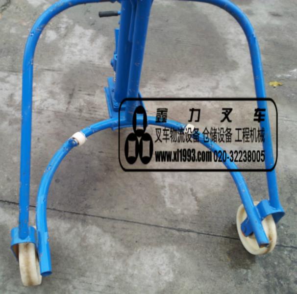供應(yīng)手動(dòng)型搬運(yùn)油桶車，抱式升降油桶車，旋轉(zhuǎn)倒料油桶車，手動(dòng)推動(dòng)油桶車