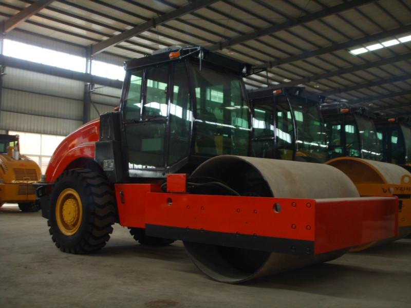 供應(yīng)一拖路通LT216B振動(dòng)壓路機(jī)