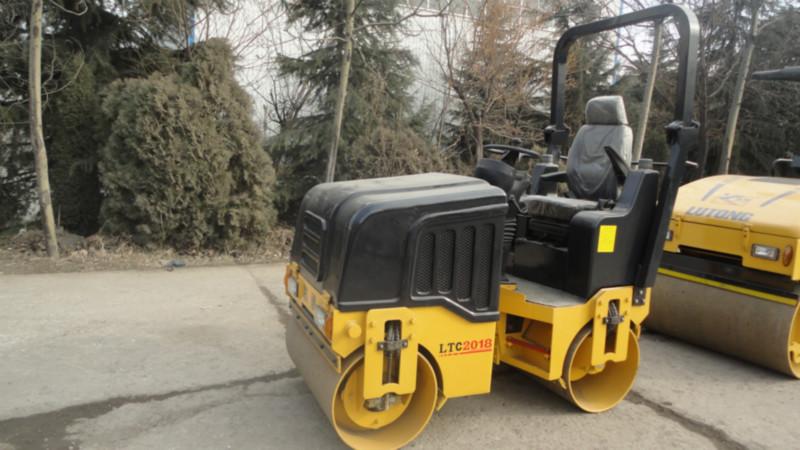 供應(yīng)生產(chǎn)出口型3噸雙鋼輪壓路機(jī)