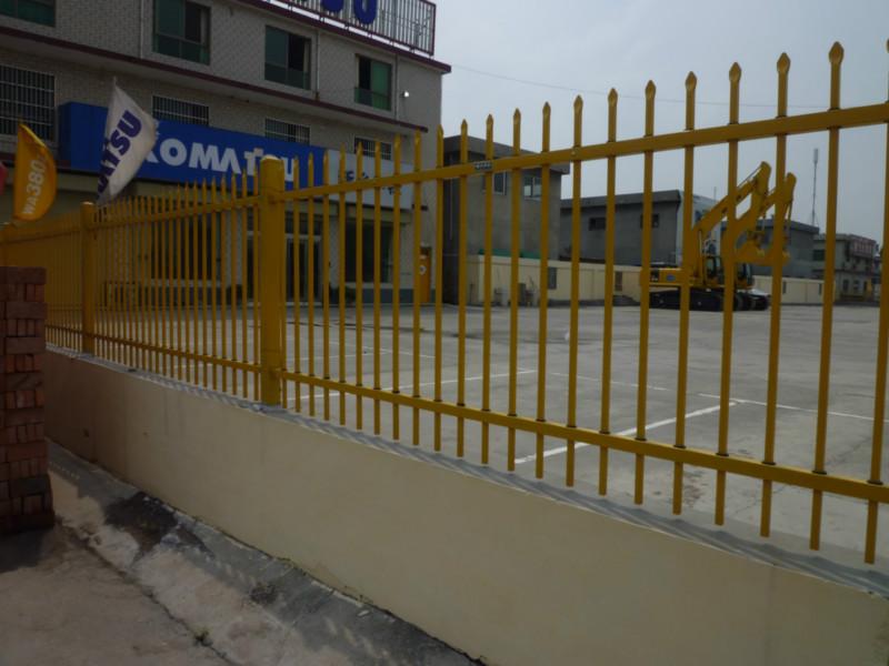 供應(yīng)金屬護(hù)欄廠熱鍍鋅護(hù)欄鐵藝護(hù)欄