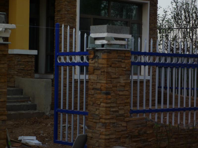 供應(yīng)庭院欄桿廠家鋅鋼護(hù)欄鐵藝護(hù)欄