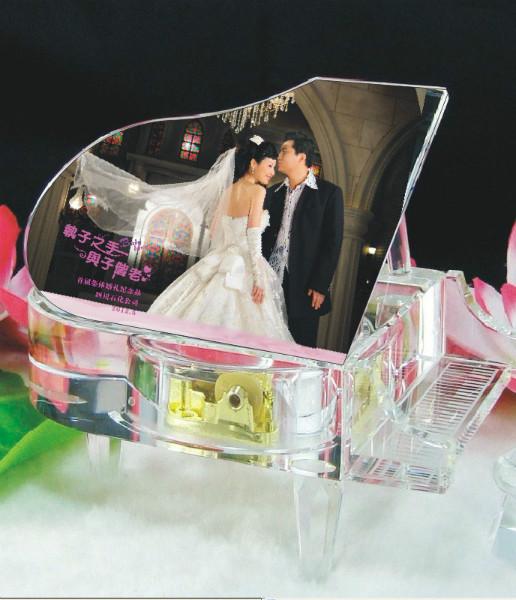 愛情結(jié)婚紀(jì)念品定做深圳水晶獎(jiǎng)杯獎(jiǎng)牌廠家深圳水晶紀(jì)念品定制