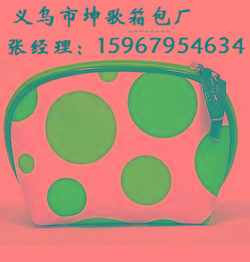 2013新款化妝包在義烏坤歌包廠里圖片