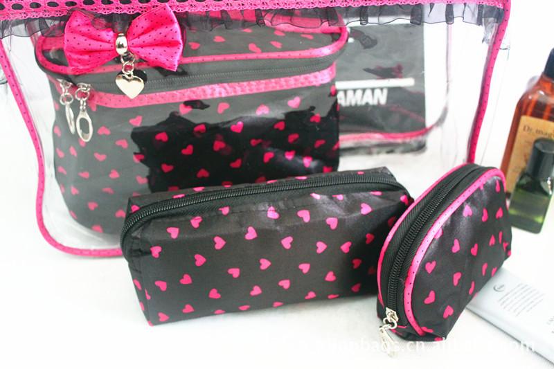 供應金華包包色丁桃心蝴蝶化妝包批發(fā)