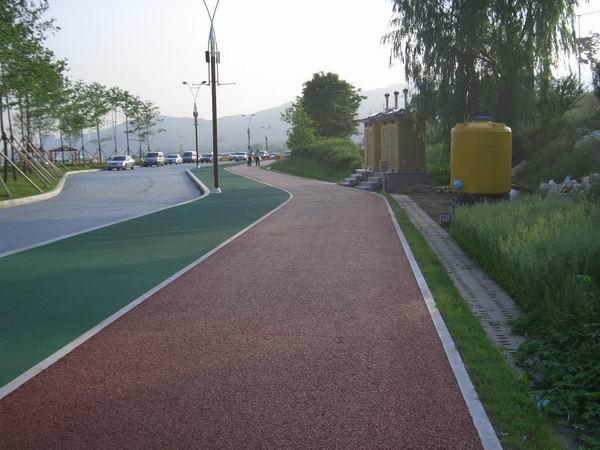 高透水混凝土地面施工-鋪裝-性能優(yōu)勢（透水混凝土廠家供給）