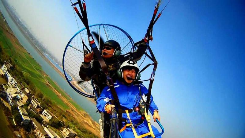 供應(yīng)翼翔帶你觀看城市別樣風(fēng)景，動力傘體驗，滑翔傘體驗，動力傘培訓(xùn)
