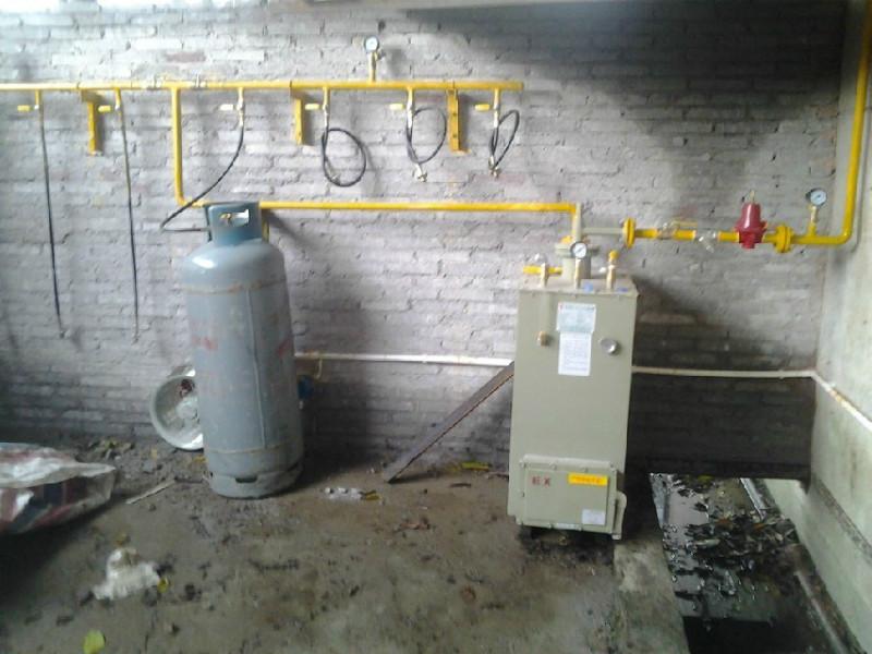 供應(yīng)安裝中邦200KG300KG電熱式氣化器