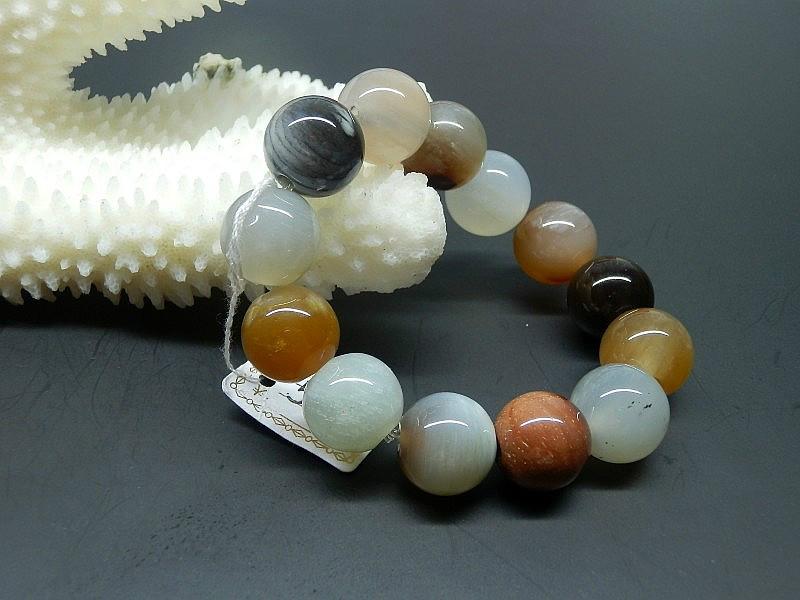 供應(yīng)廣東*樹化玉手鏈佛珠手串*