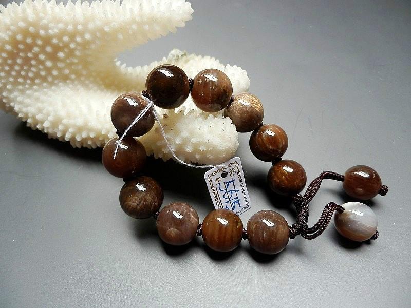 供應(yīng)*樹化玉手鏈特價(jià)送首飾盒