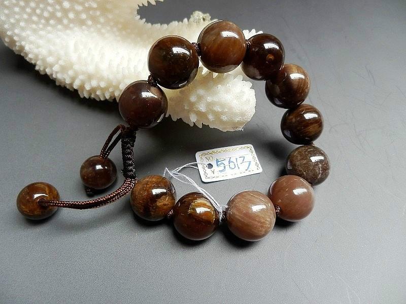 供應(yīng)*樹化玉手鏈特價(jià)送首飾盒