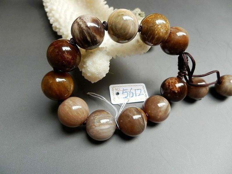 供應(yīng)*樹化玉手鏈特價(jià)送首飾盒