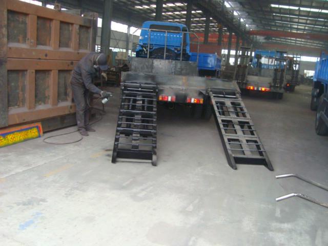 供應(yīng)東風(fēng)勁卡小型挖機(jī)運(yùn)輸車