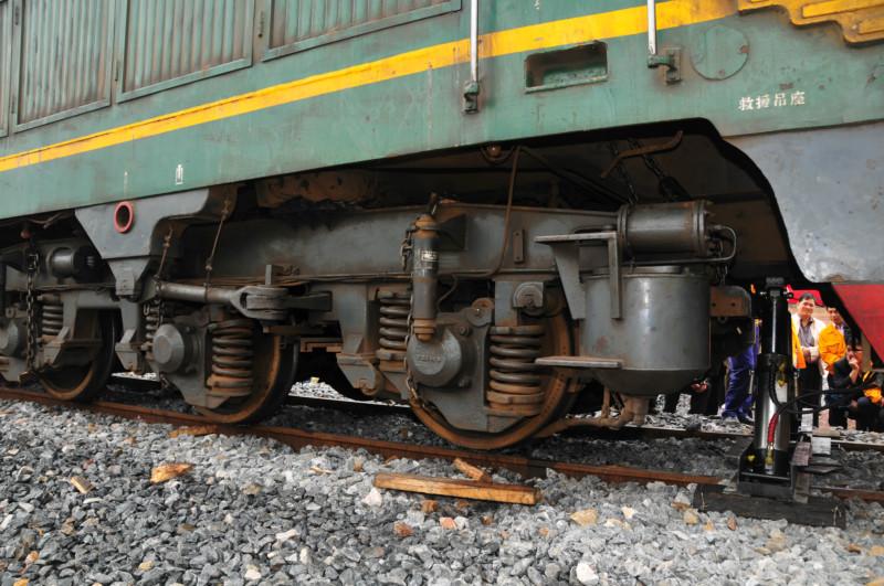 供應(yīng)機(jī)車(chē)A-90型液壓復(fù)軌器、機(jī)車(chē)救援起復(fù)設(shè)備