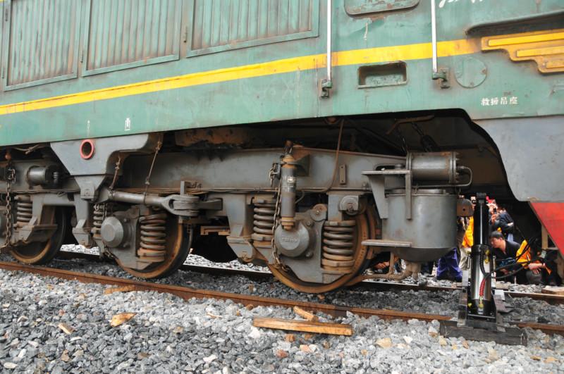 供應(yīng)機(jī)車(chē)A-90型液壓復(fù)軌器、機(jī)車(chē)救援起復(fù)設(shè)備