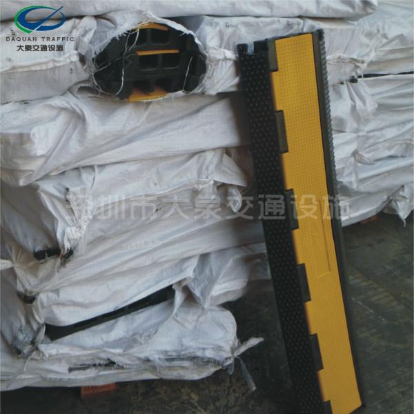 供應(yīng)深圳兩線槽減速帶_深圳橡膠減速板_深圳串線板