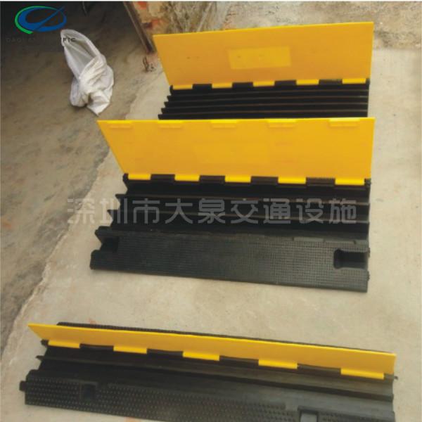 供應(yīng)深圳兩線槽減速帶_深圳橡膠減速板_深圳串線板