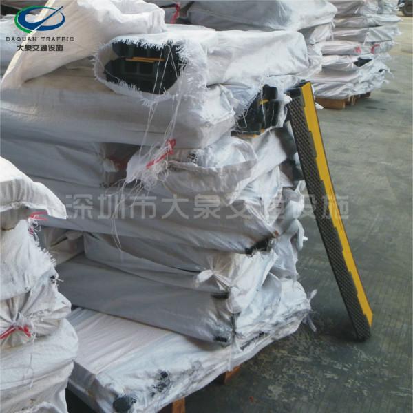 供應(yīng)深圳兩線槽減速帶_深圳橡膠減速板_深圳串線板