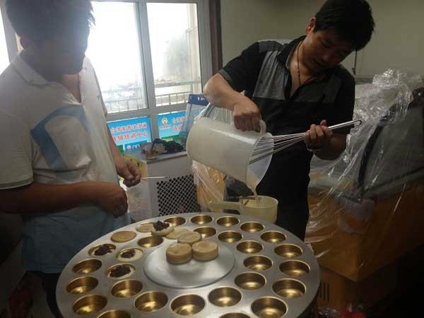 供應(yīng)32孔電用紅豆餅機(jī)器廠家批發(fā)價(jià)格多少錢一臺(tái)培訓(xùn)技術(shù)