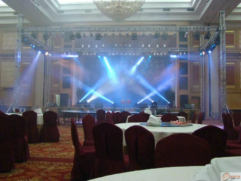 演出燈光架舞臺(tái)圖片