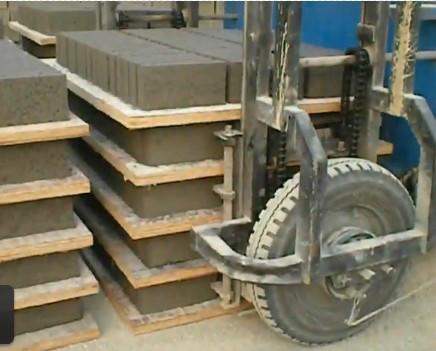 河北衡水邯鄲磚廠專用電瓶運(yùn)磚叉車圖片