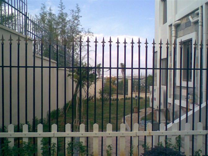 供應(yīng)鐵藝護(hù)欄