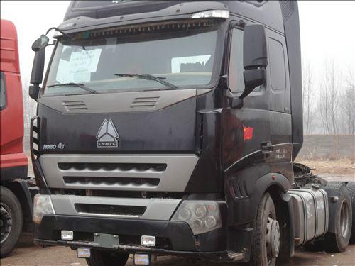 供應(yīng)豪沃A7雙驅(qū)半掛車(chē)