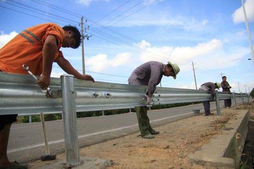 廣東高速公路波形護(hù)欄板價格圖片