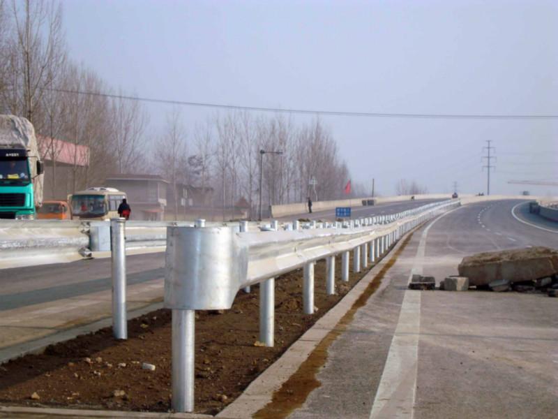 供應(yīng)鄉(xiāng)村道路安全設(shè)施防撞護欄板價格