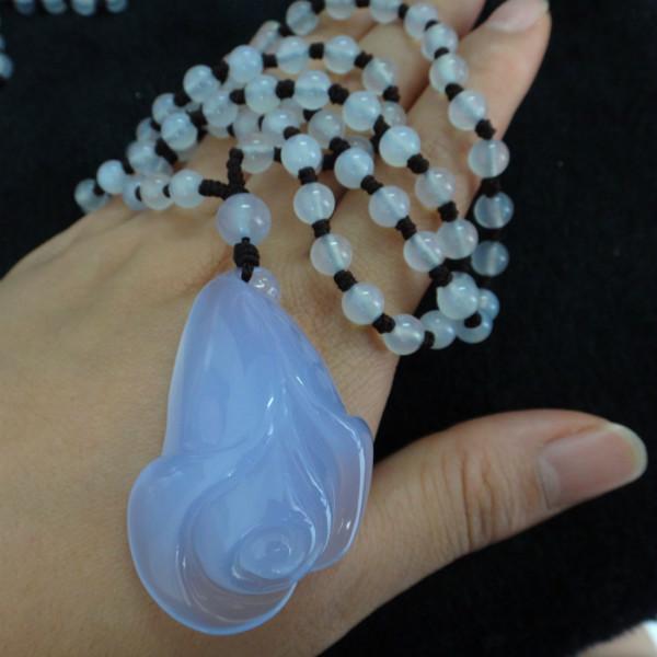 供應(yīng)天然藍(lán)玉髓吊墜批發(fā)藍(lán)玉髓雕件批發(fā)QQ2501326982