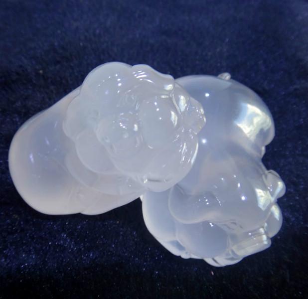 供應(yīng)可愛小豬雕件天然乳白晶吊墜把玩件