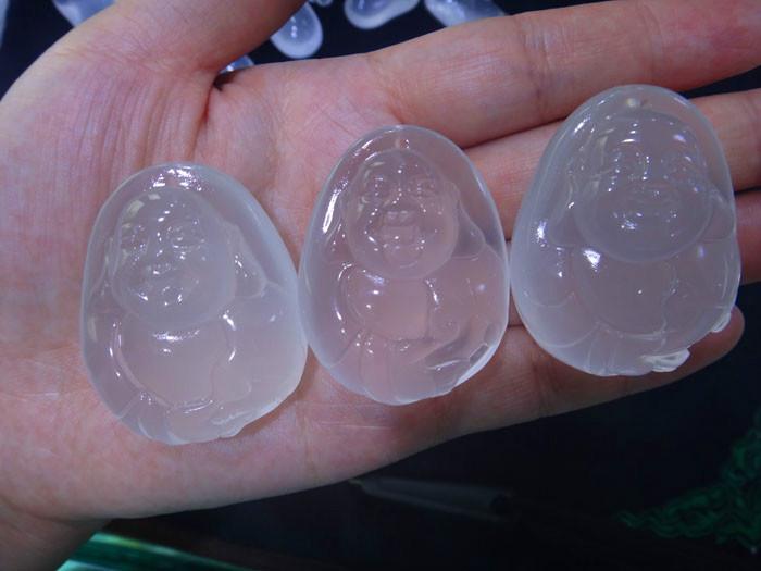 供應(yīng)乳白晶彌勒佛雕件*乳白晶吊墜批發(fā)