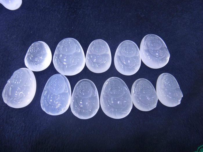 供應(yīng)乳白晶彌勒佛雕件*乳白晶吊墜批發(fā)