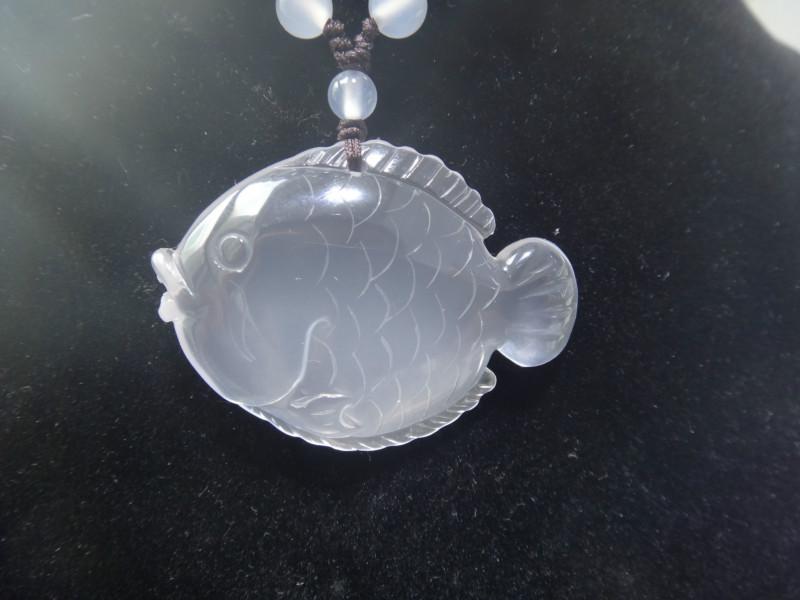 供應(yīng)天然乳白晶雕件可愛(ài)小魚(yú)乳白晶吊墜
