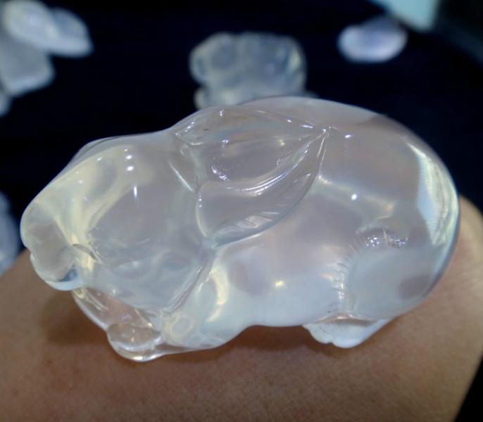 供應(yīng)小兔把件天然兔毛晶雕件乳白晶掛件